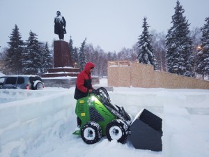 Очистка ледяного лабиринта от снега