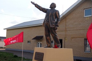 «Китайцы должны приезжать к нормальному памятнику»: в Челнах «оживили» Ленина