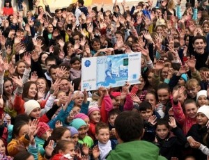 В Нижнекамске на флешмоб в поддержку символов Казани на новых банкнотах собрали 3 тыс. человек